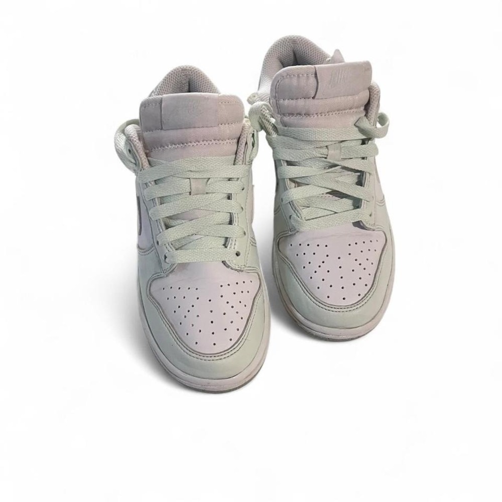 Kids tenis shoes size 5.5 Excellent condition
